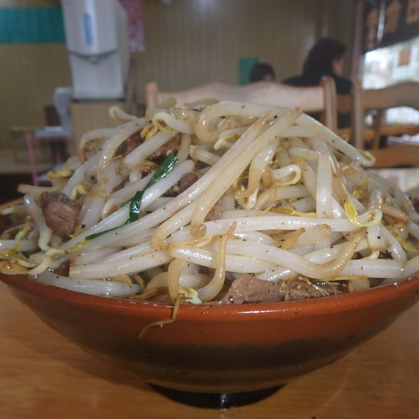 「牛肉そば700円」@前田食堂 名護店の写真