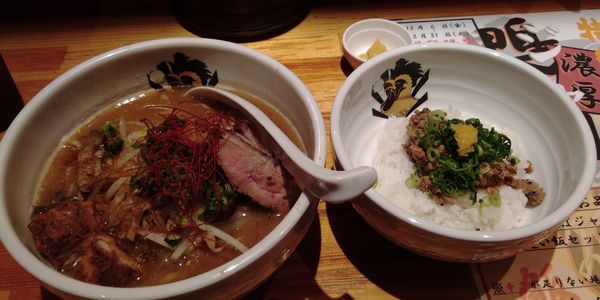 「濃厚鴨白湯そばジャークダック乗せ専用追い飯付き（1200円）」@満鶏軒の写真