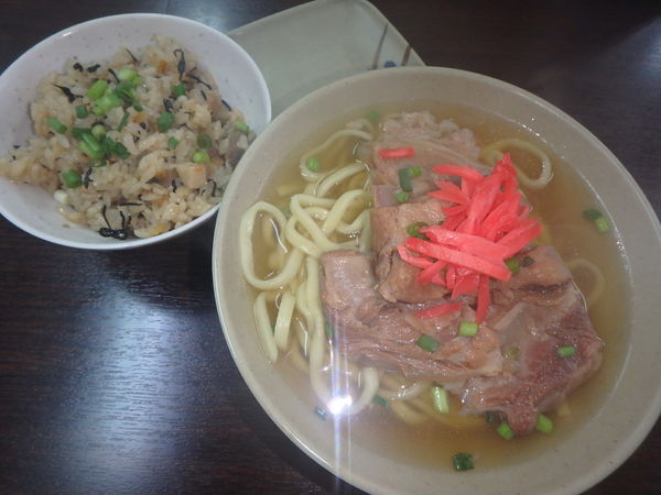 「ソーキそば(中)550円、ジューシー150円」@我部祖河食堂 本店の写真