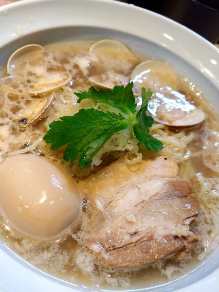 「厚切りチャーシュー貝だし塩そば～味玉のせ～」@贔だしやの写真