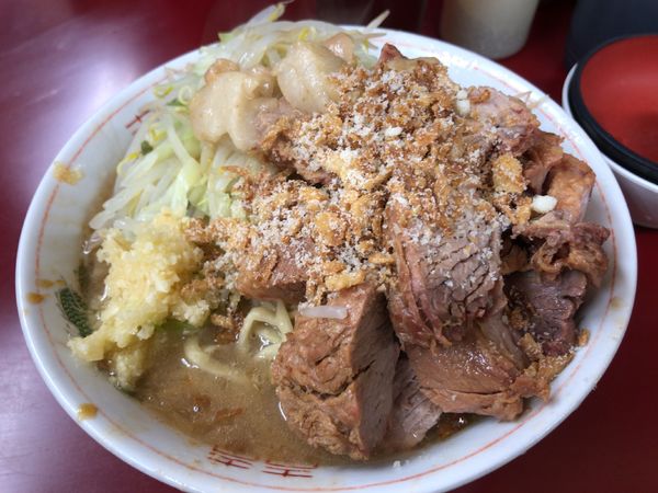 「小ラーメン+豚+生玉子(ニンニクアブラ)」@ラーメン二郎 相模大野店の写真