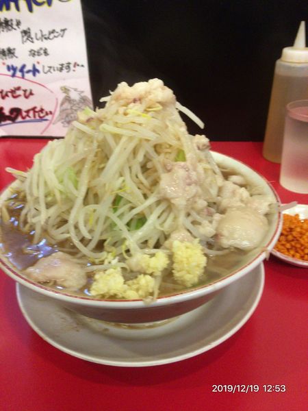 「ラーメン大＋豚１枚 ¥９８０」@鷹の目 獨協大学前本店の写真