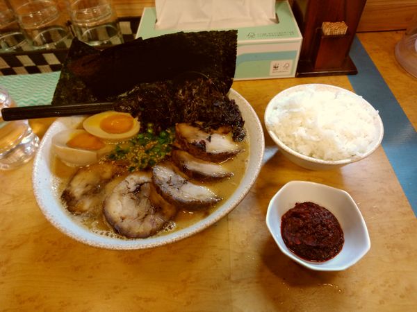 「鶏白湯味噌(濃いめ)+チャーシュー+岩海苔+辛くするやつ」@らーめん くましろうの写真