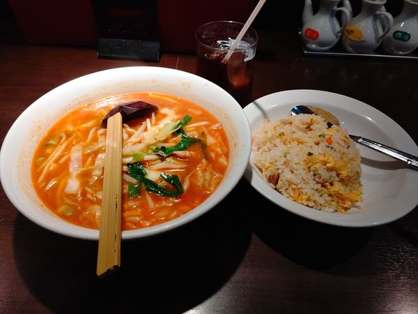 「本日の日替わり①(辛みそラーメン＋五目チャーハン)800円」@上海華龍 ヤマダ電機LABI1高崎店の写真