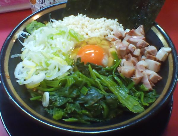 「恵寿卵の油そば」@家系ラーメン とらきち家の写真