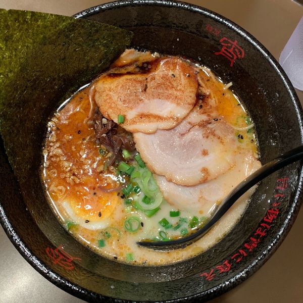 「とんこつ黒ラーメン800円＋チャーシュー2枚150円。」@麺屋 宵の写真
