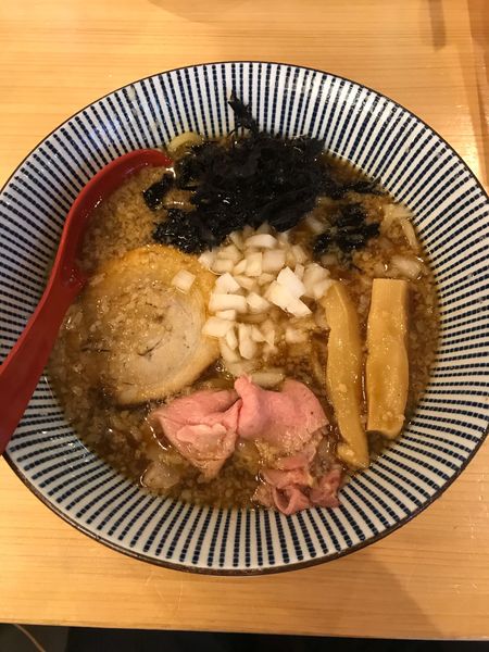 「背脂醤油らー麺 820円」@焼きあご塩らー麺  たかはし 歌舞伎町店の写真