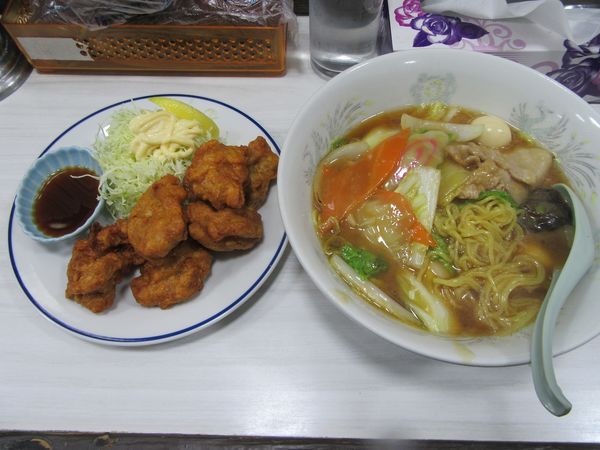 「広東メン(800円)+鳥唐揚げ700円」@千代田しらかばラーメンの写真