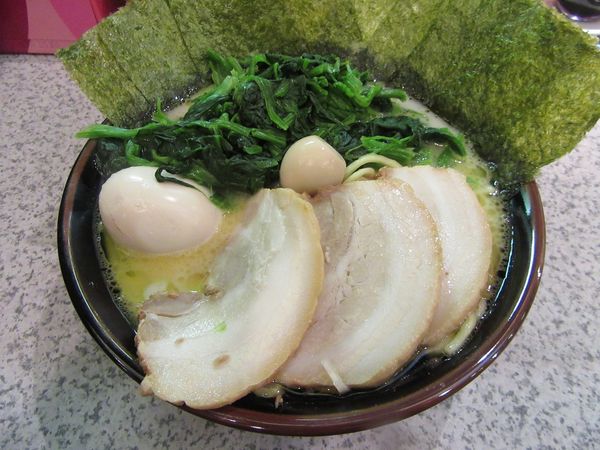 「たくみ塩（１０６０円）＋ほうれん草１２０円」@横浜家系ラーメン たくみ家 土浦阿見店の写真