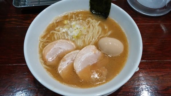 「豚骨醤油煮玉子らーめん¥940-」@らーめん麦わらの写真