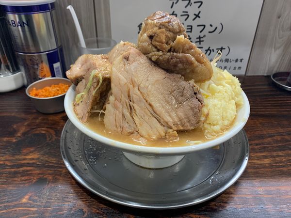 「小豚　ニンニクマシマシ辛揚別皿」@麺でる 川崎店の写真