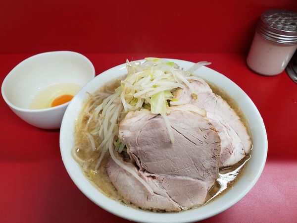 「小ラーメン700円＋生卵50円」@ラーメン二郎 神田神保町店の写真