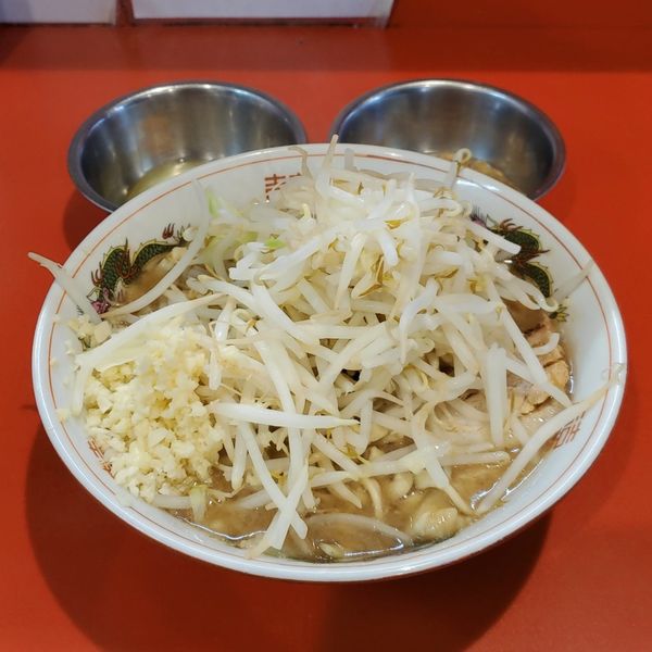 「ラーメン麺少なめニンニクアブラ生卵」@ラーメン英二の写真