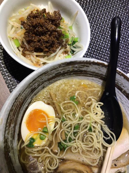 「石窯あご出汁麺980円+坦々飯+そば餃子」@西山屋の写真