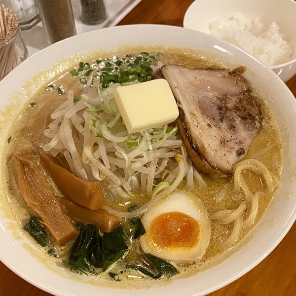 「【期間限定】みそカレーミルクラーメン（追い飯付）もやし増」@志のやの写真