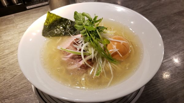 「天然昆布塩そば(ヒレ)910円+薫製玉子60円　☆☆」@中華そば 鍾馗 長野店の写真