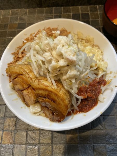 「マゼロー（小）豚2枚 カラロー変身タレ」@まぜそば(麺)マゼロー 小岩店の写真