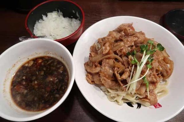 「肉盛りつけ麺並　830円＋無料の肉ちょい増し」@魁 肉盛りつけ麺 六代目けいすけの写真