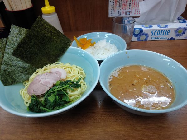 「つけ麺 並650円硬め濃いめ多めライス」@横浜ラーメン 武蔵家 北千住店の写真