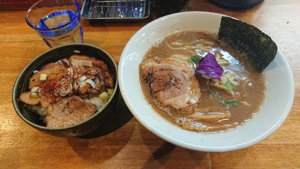 「らーめん 800円 + チャーシュー丼 300円」@麺屋 土竜の写真