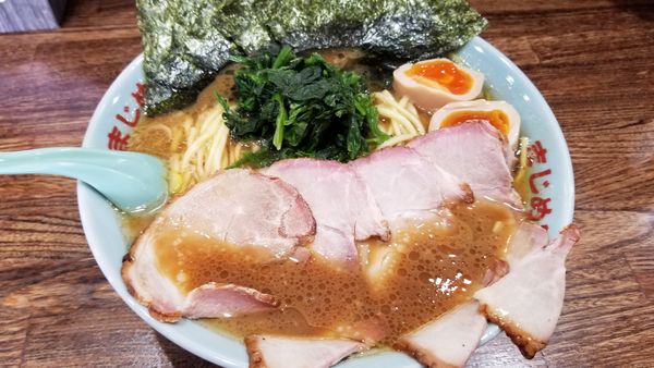 「ぜいたくラーメン　大盛」@豚骨醤油ラーメン まじめ家の写真