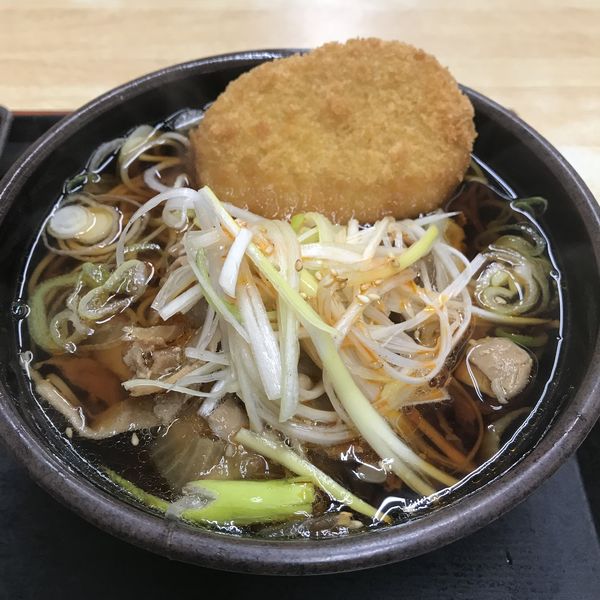「【季節限定】辛ねぎ肉そば（￥580）＋コロッケ（クーポン）」@ゆで太郎 芝浦店の写真