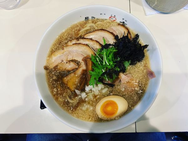 「追い煮干背脂チャーシュー麺」@らぁ麺や 一晃亭の写真