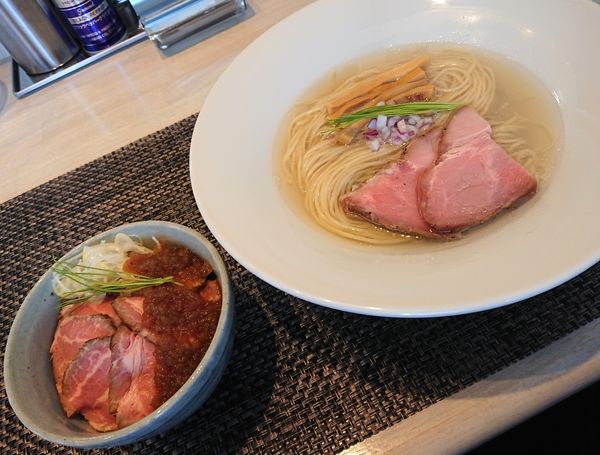 「宍道湖しじみ中華蕎麦＜塩＞ ＋ローストポーク丼」@宍道湖しじみ中華蕎麦 琥珀 東京本店の写真