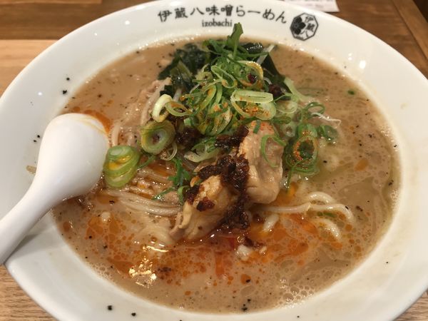 「三種のラー油の焦がし味噌らーめん980円」@伊蔵八味噌らーめんの写真