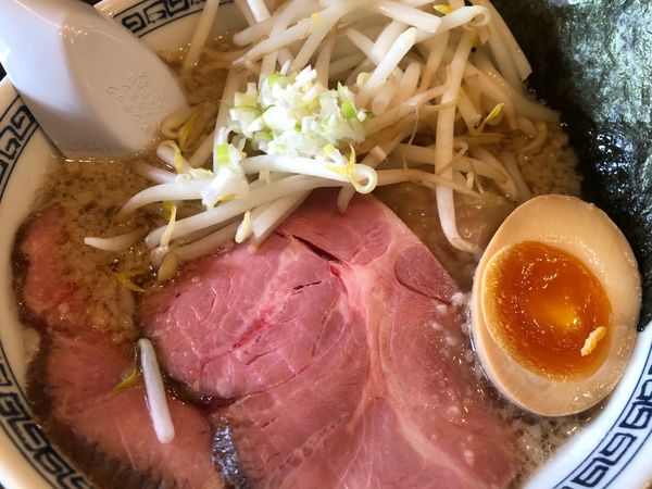 「蔵出ししょうゆ＋背脂＋ワンタン」@喜多方食堂 浅草本店の写真