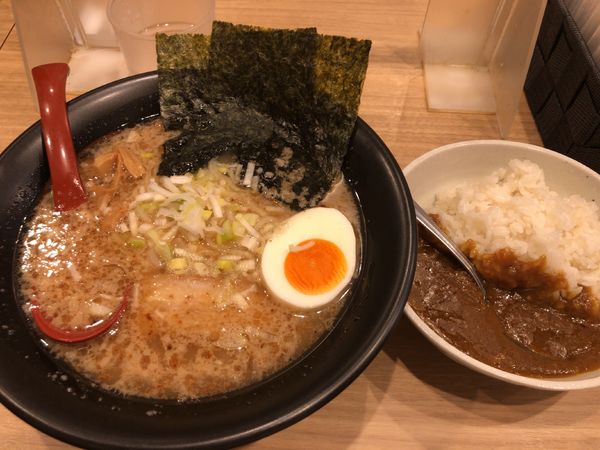 「煎りにんにくラーメン + Bセット」@よしきゅう本店 三鷹駅北口店の写真