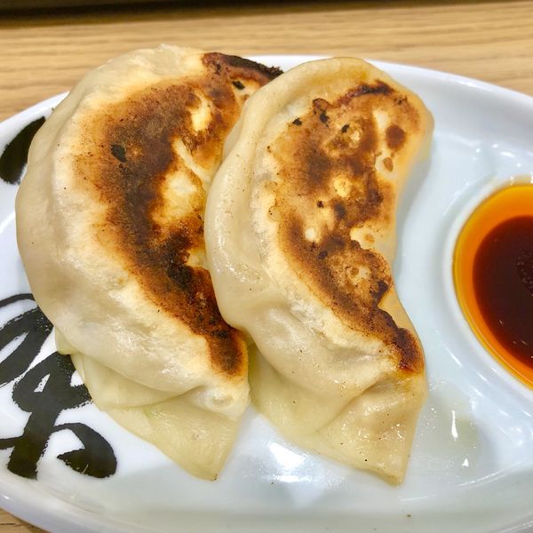 「心の味餃子2個300円」@松戸富田麺桜の写真