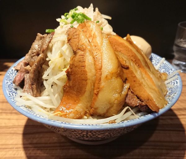 「らーめん中盛(野菜ニンニクアブラ)＋ステーキ＋味付煮玉子＋豚2枚」@ラーメン燈郎の写真