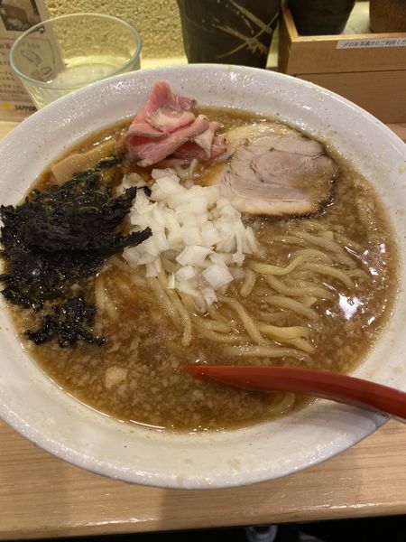「背油醤油ラーメン」@焼きあご塩らー麺 たかはし 渋谷店の写真