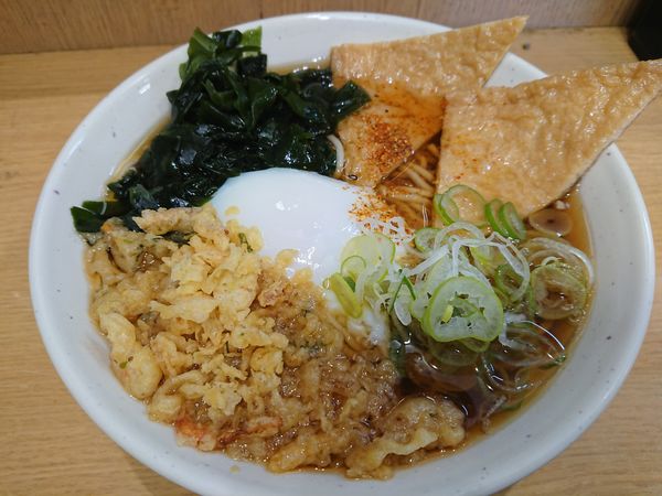 「【12～1月限定】温玉具だくさんそば 420円」@めん処一ぷく 新座店の写真