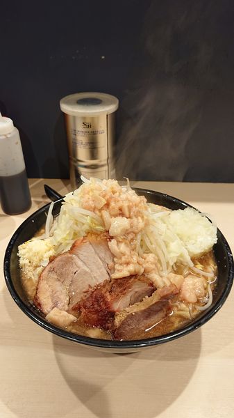 「大ラーメン  (玉ねぎ50円)野菜  ニンニク  アブラ」@鷹の目 蒲田店の写真