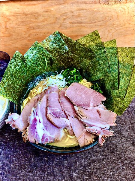 「家系ラーメン醤油　特盛り　チャーシュー　海苔　中ライス」@替玉無双 豚ざむらいの写真