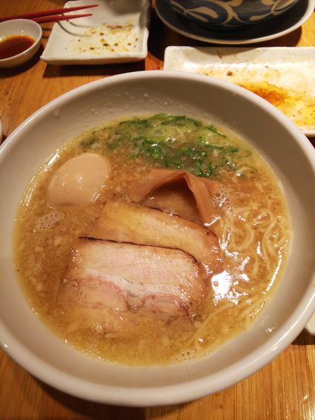 「京都鶏ガラ豚骨ラーメン 味玉入り」@よってこや お台場店の写真