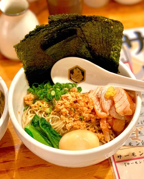「特製サーモン油そば」@真鯛らーめん 麺魚の写真