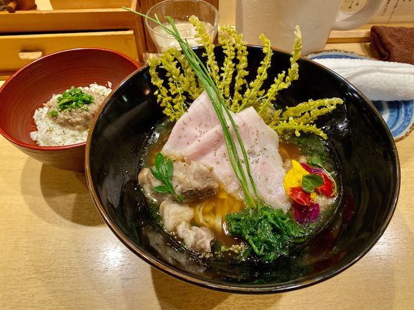 「限定 山羊だしと野草の醤油そば」@饗 くろ㐂の写真