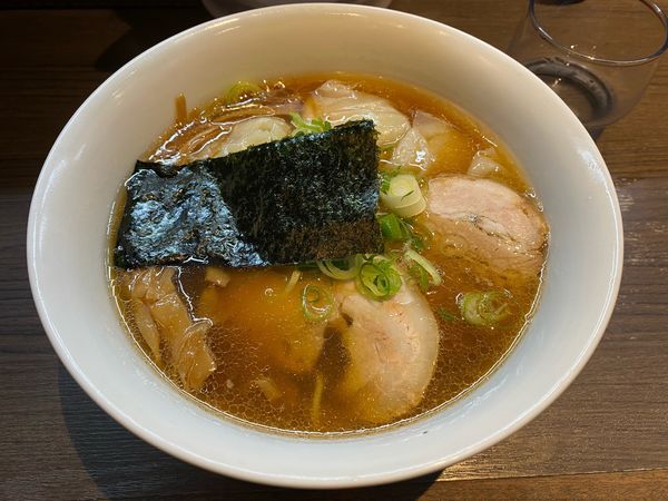 「醤油山水地鶏ワンタンらぁ麺」@支那そばや 本店の写真