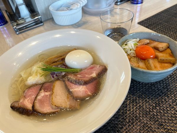 「中華そば(塩) 特製、吊るし焼きバラ丼」@宍道湖しじみ中華蕎麦 琥珀 東京本店の写真