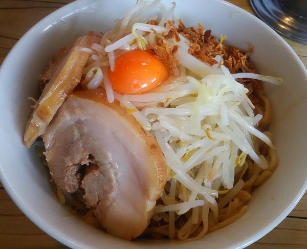 「汁なし」@ラーメン神豚 関東学院前店の写真