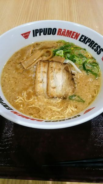 「博多流とんこつしょうゆラーメン」@IPPUDO RAMEN EXPRESS さいたま新都心コクーン店の写真