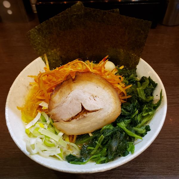 「塩豚骨ラーメン＋大盛＋白髪ネギ＋ほうれん草」@ゴル麺。 野毛店の写真