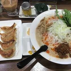 坦々麺780円(クーポンで餃子無料)ランチドリンクサービス