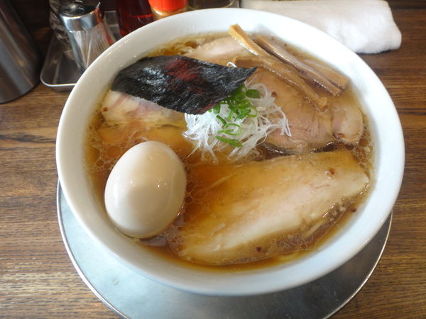 「味玉醤油の旨味ソバ 970円 チャーシュー 300円」@Tomboの写真