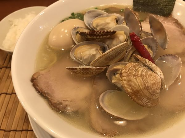 「鯛と浅利の塩らーめん 900円 チャーシュー 250円 他」@鯛塩らーめん 狛龍の写真