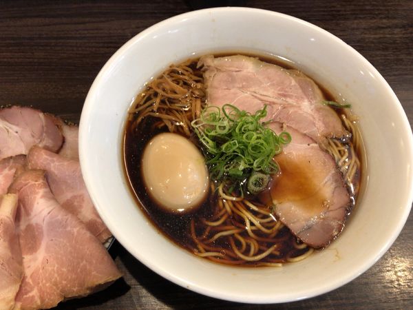 「醤油ラーメン + チャーシュー + 味玉 + 替玉」@かしわぎの写真