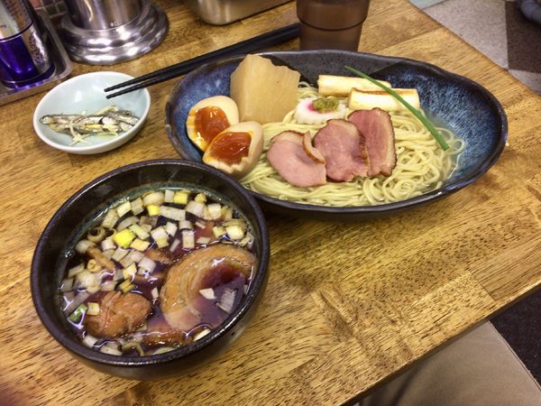 「【年末限定】鰹と昆布水 燻製鴨添えつけ麺＋くんたま」@中華蕎麦 丸め 東久留米店の写真
